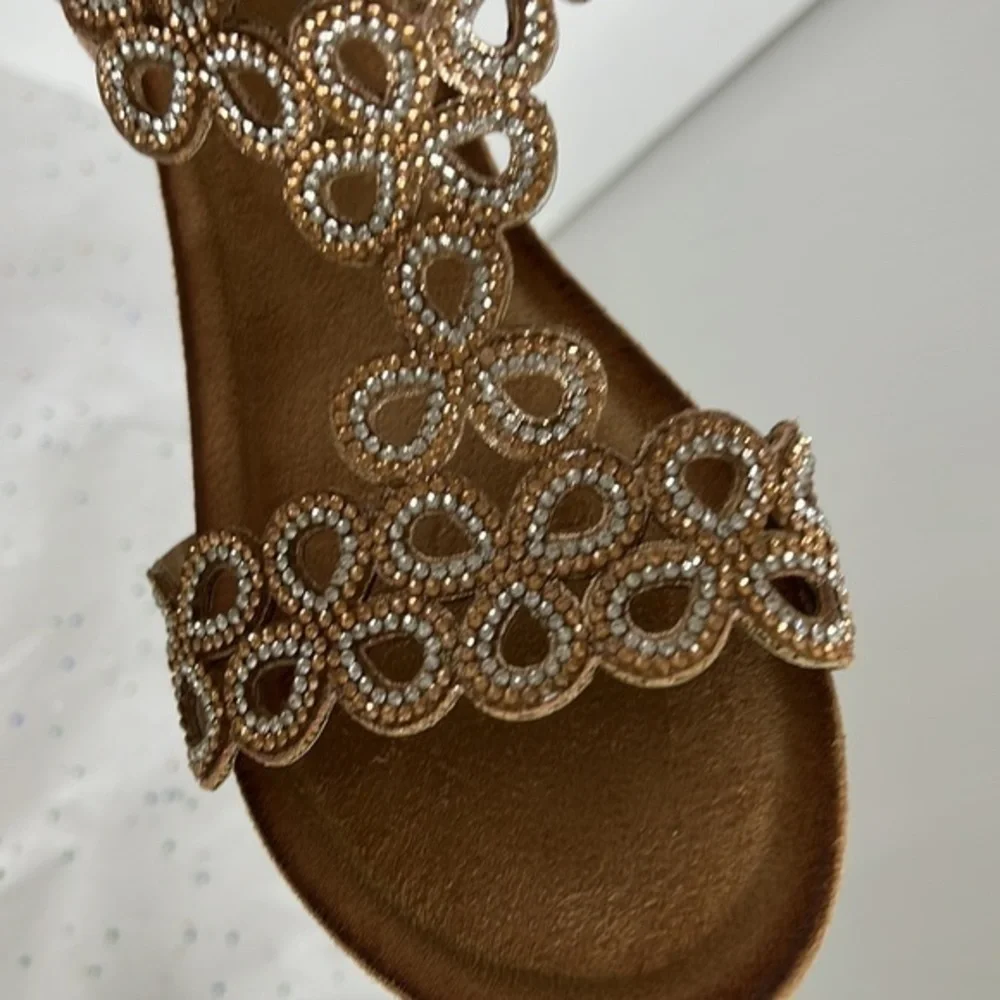 Woman’s Sandals - Picture 8 of 16
